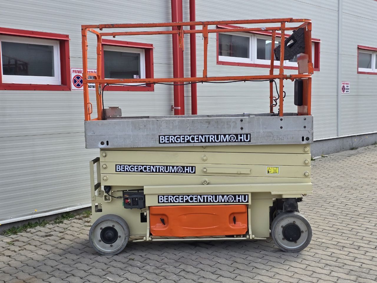 JLG 2630ES – elektromos ollós emelő (P2224) - Image 4