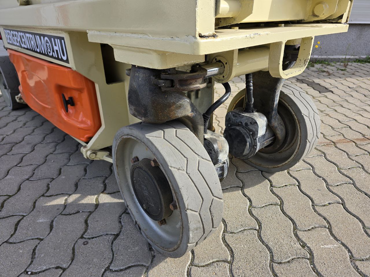 JLG 2630ES – elektromos ollós emelő (P2224) - Image 5